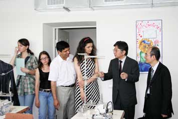 Посол Японии в Молдове Муцуо Мабучи посетил малые предприятия РМ