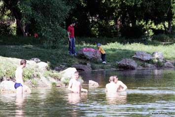…а кишиневцам купаться в озерах запрещено