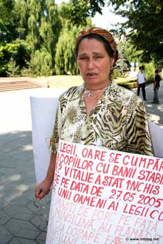 Варвара Зинган из Григориополя протестует у парламента