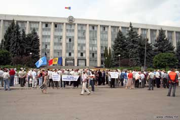 Работники „Cariera Cosăuţi” протестуют против затягивания выдачи лицензии