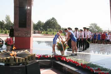 Бегуны возложили цветы к могилам павших героев