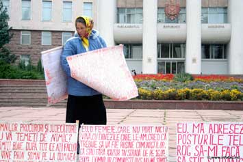 Жительница Григориопольского района четвертый месяц пикетирует парламент в любую погоду