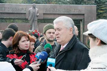 Молдавские коммунисты отметили 90-летие Октябрьской революции в России.