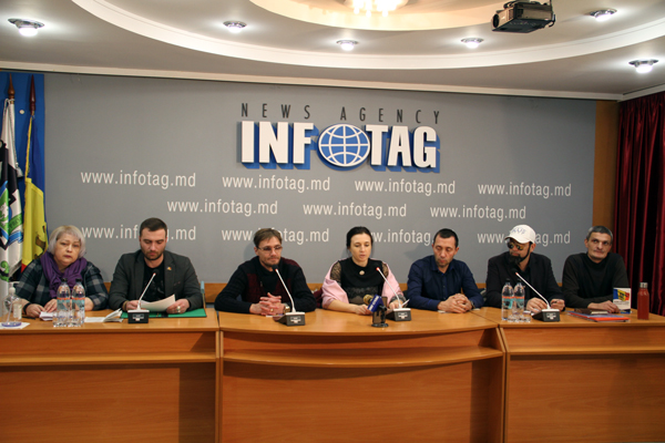 GROUP OF BLOGGERS CALLED ON MOLDOVAN POLITICAL CLASS AND FELLOW CITIZENS TO "PEACEFULLY RESIST THE RULING PAS PARTY"    