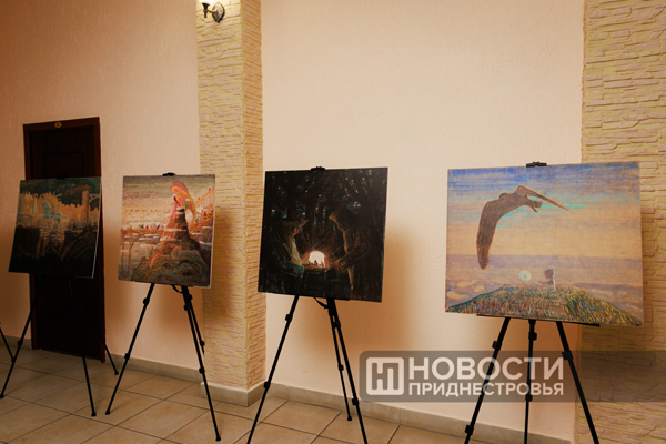 O EXPOZIȚIE DE REPRODUCȚII ALE PICTURII LUI MIKALOJUS CIURLENIS SE DESCHIDE LA UNIVERSITATEA DIN TRANSNISTRIA