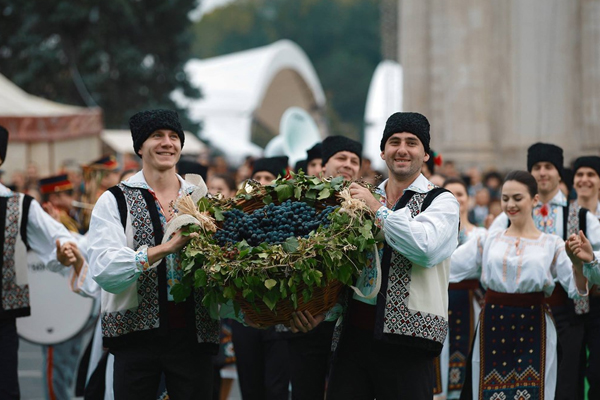 ​PESTE 150.000 DE OASPEȚI DIN MOLDOVA ȘI 30 DE ȚĂRI AU PARTICIPAT LA SĂRBĂTORIREA ZILEI VINULUI